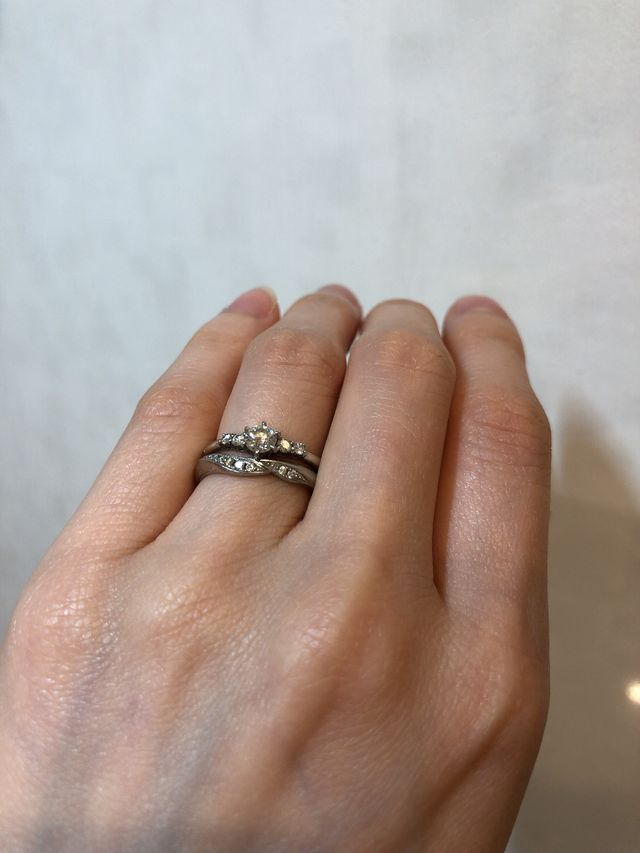 指輪を重ね付けした時に綺麗に見えるのがポイントです。