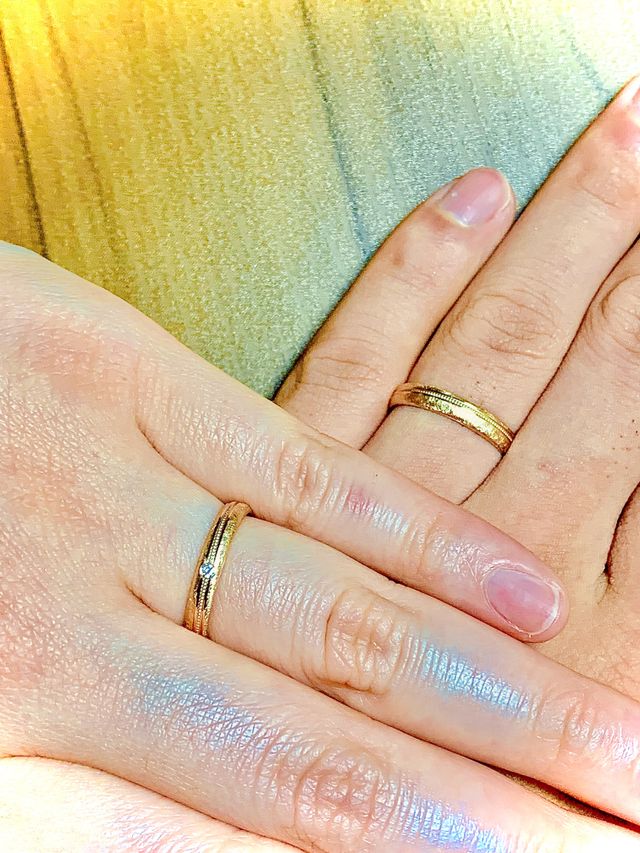 ピンクゴールドのリングに斜めラインのミルが打ち込まれたリング