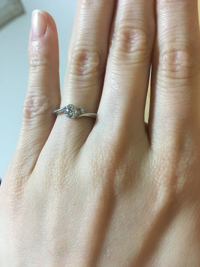 花束の形になっていて大きいダイヤと小さいダイヤが付いています