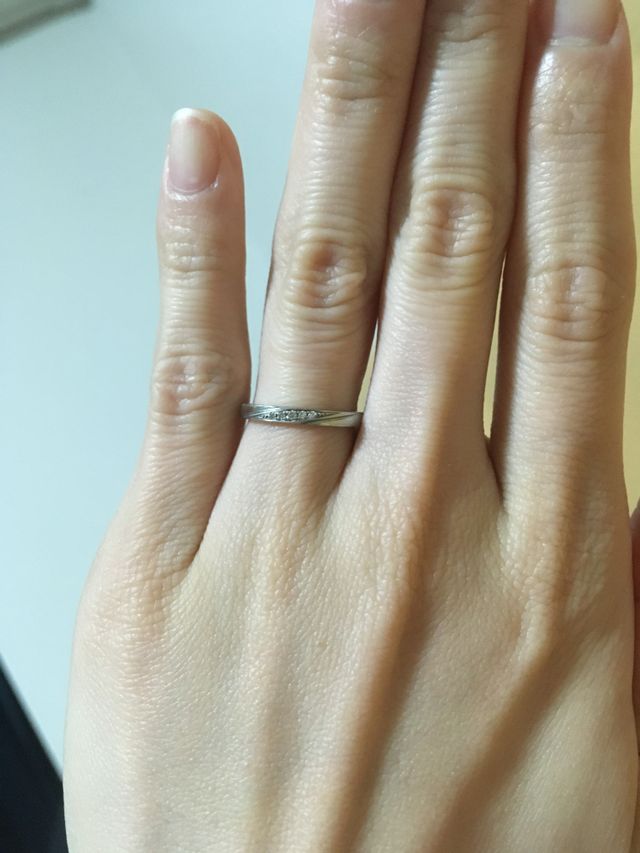 リングは真っ直ぐでダイヤが斜めに複数ついている