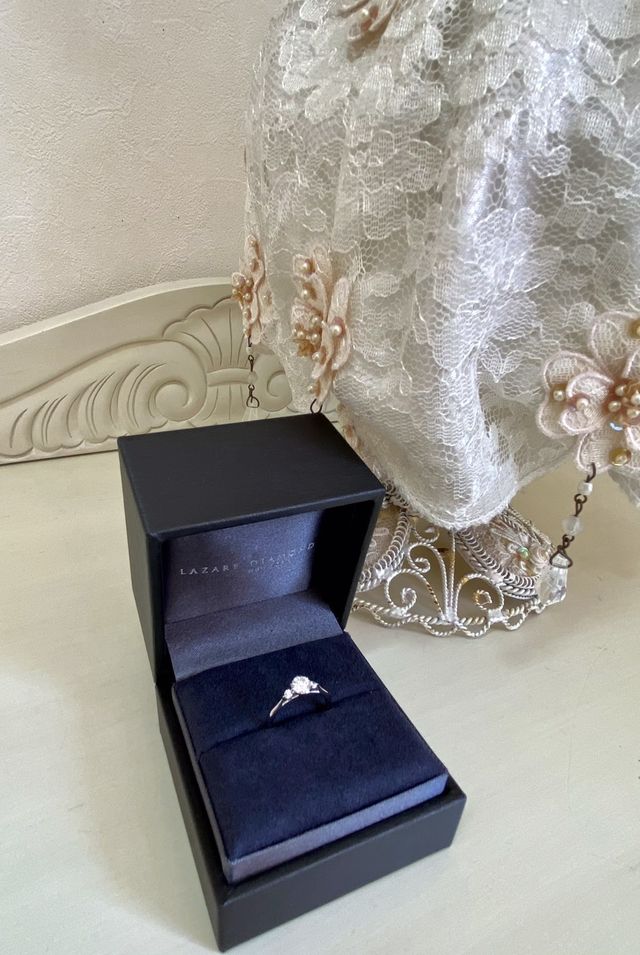 ダイヤが綺麗に輝いていたので、上品な感じで撮ってみました。