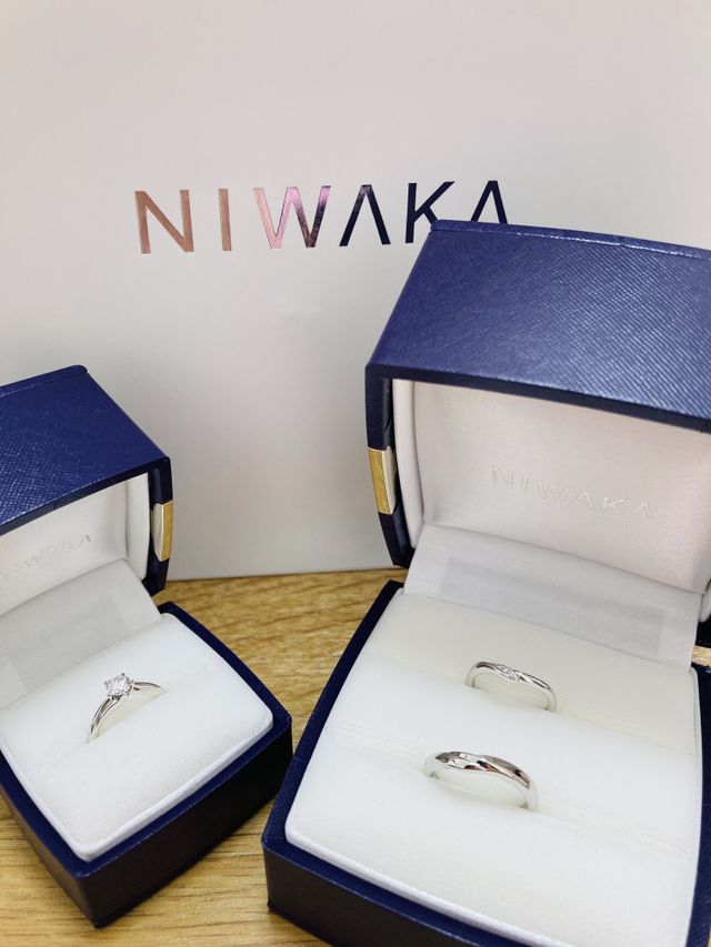 婚約指輪とともに