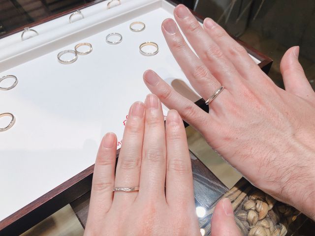 細身の、薄いピンクが入ったものを試着