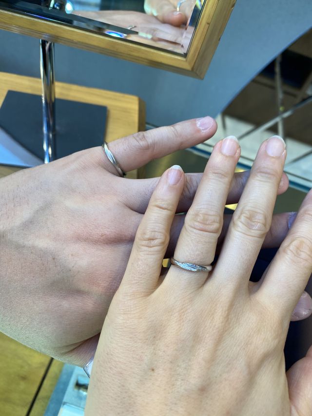 デザインがペアの結婚指輪を試着しました。