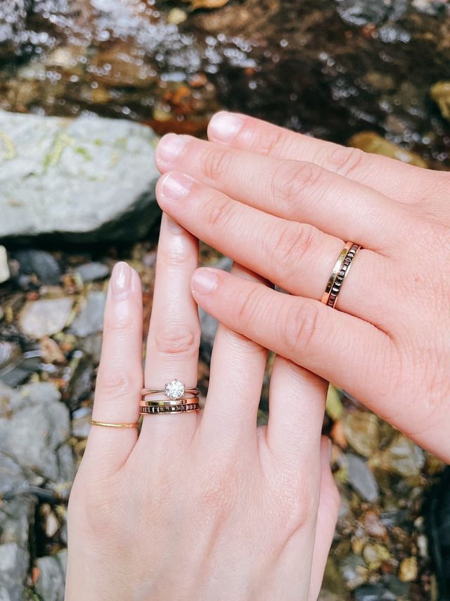 0.5ct。ブシュロンの結婚指輪との相性も抜群でした。