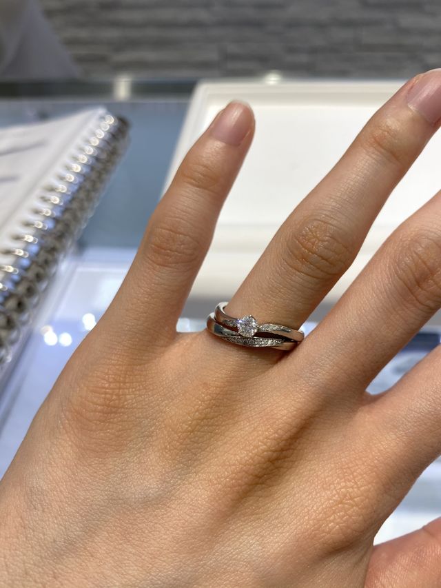 婚約指輪はアルビレオです。