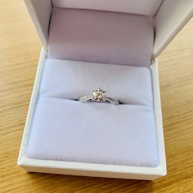 パヴェタイプの婚約指輪です。