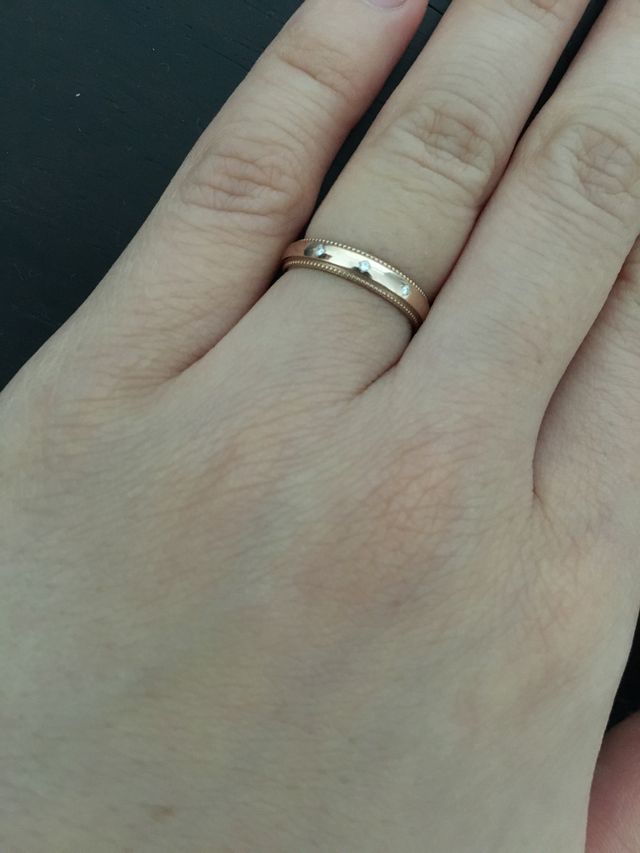 ミル打ちとTPOを選ばないダイヤの大きさがお気に入りです。