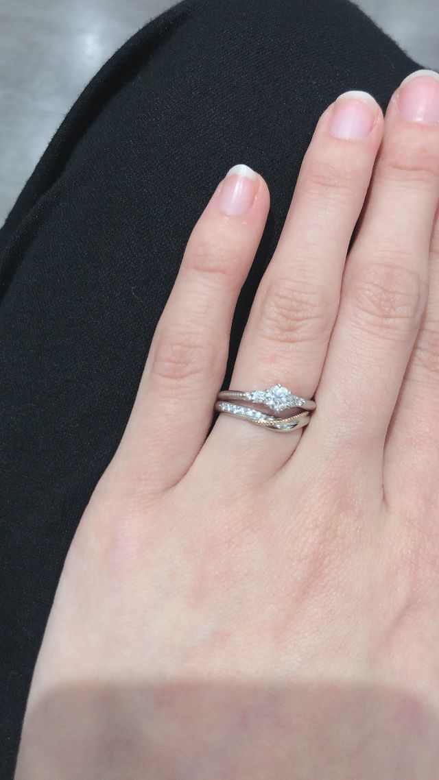 ルミナーレと、婚約指輪の重ね付けです。