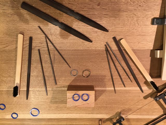 自分で削った型と実際の指輪を合わせて撮影