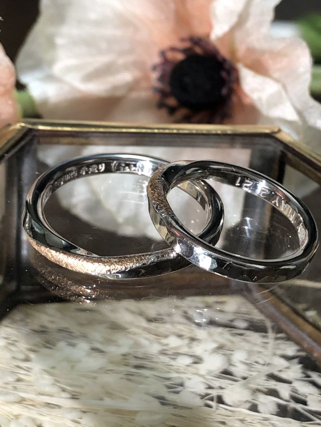 プラチナの槌目にブラウンゴールドの石地を捻ったデザイン