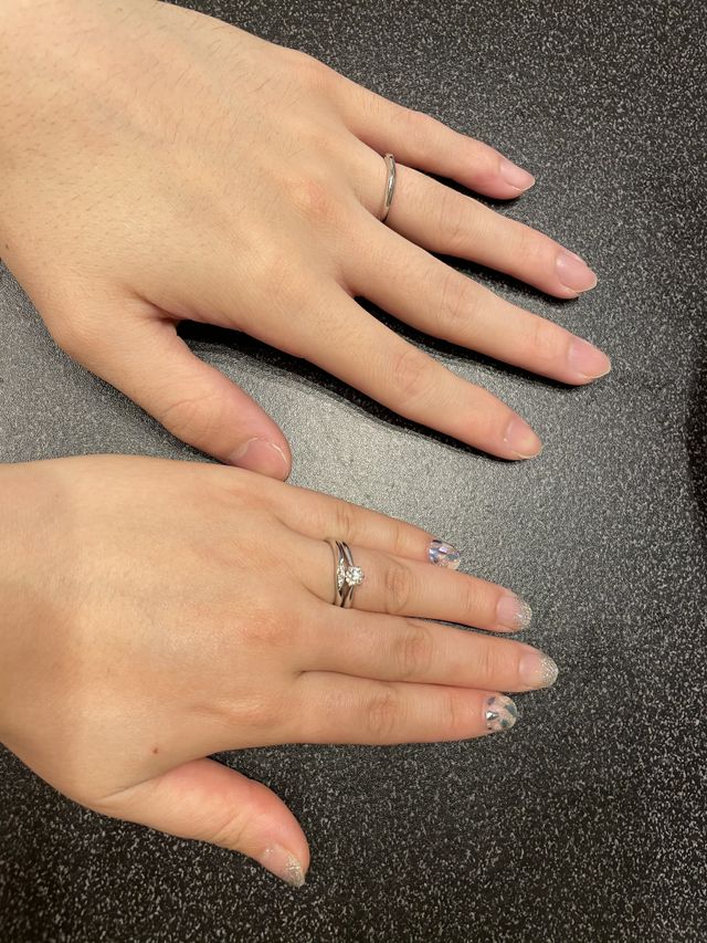 カーブデザインで、女性側はダイヤモンド３石入っています。
