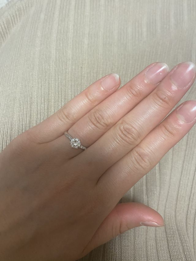 単体・結婚指輪に重ね付けのどちらでも大丈夫なデザイン