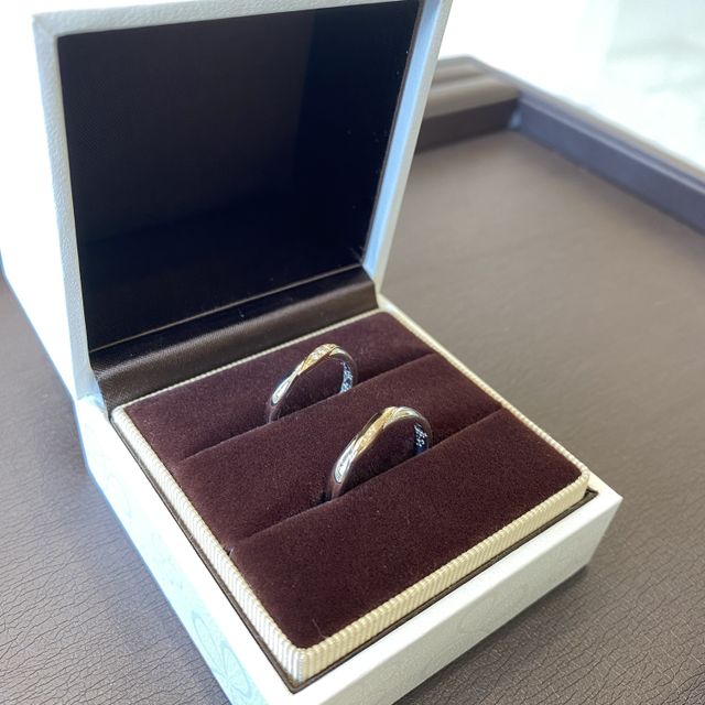 ペアでデザイン、色（プラチナとピンクゴールド）を揃えました。