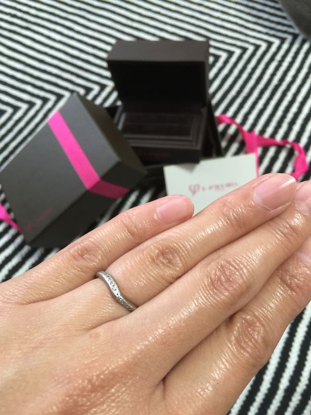 緩やかなカーブと小振りのダイヤがとても気に入っています。