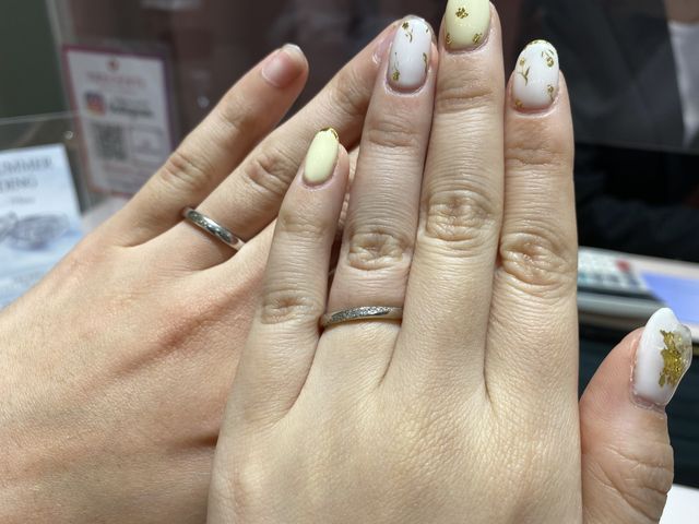 プラチナのストレートタイプ
新婦側は9石ダイヤタイプ