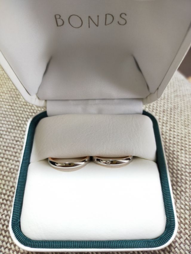 内側がピンクゴールド、外はプラチナのペアの指輪にしました。