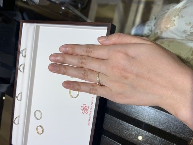 木目の結婚指輪を試着させて頂きました。