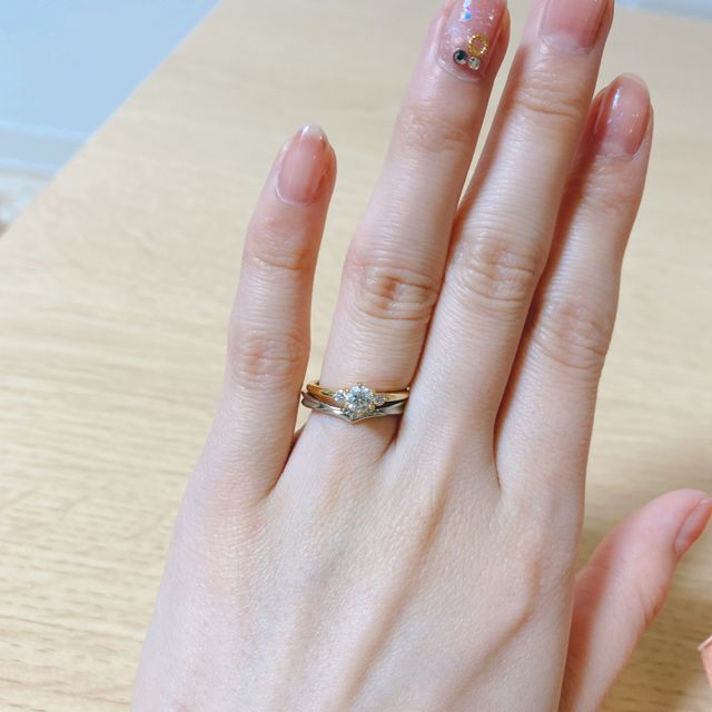 婚約指輪と重ねてつけてます