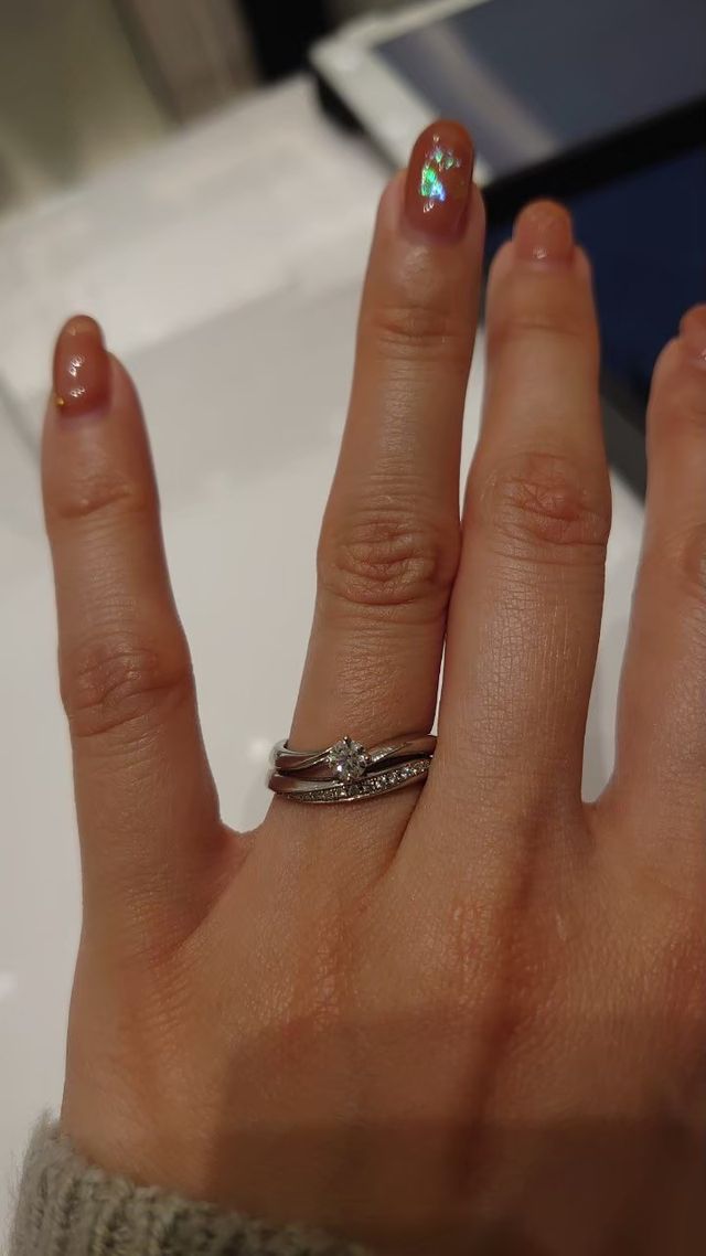 一粒ダイヤの婚約指輪とメレダイヤの結婚指輪のセットリング