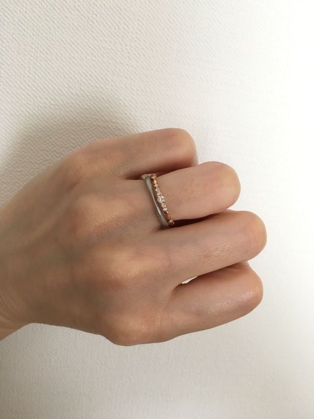 結婚指輪と重ね付けしても可愛いです。
