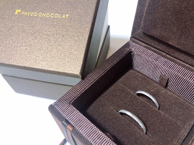 高級感のあるチョコレート色の箱に入っています。
