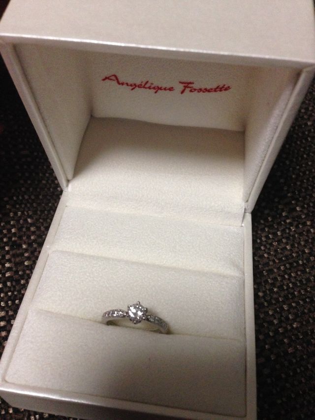 ミル打ちのダイヤがかわいい婚約指輪