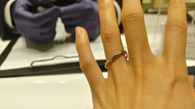 中央に石が鏤められているタイプの指輪です