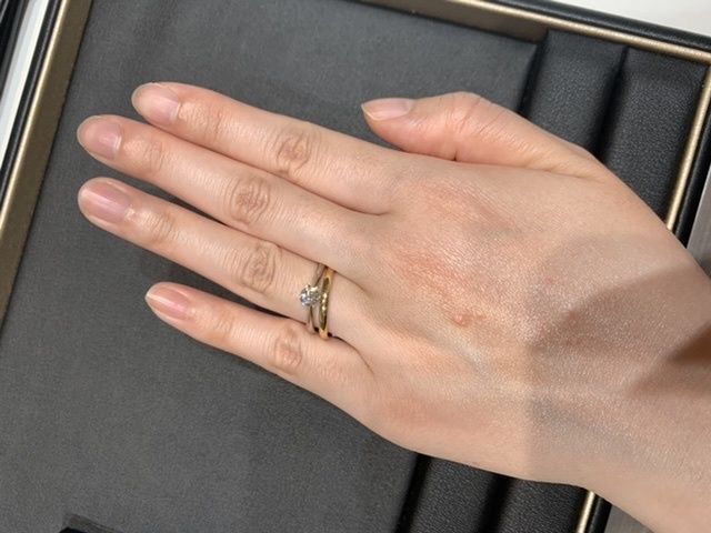 婚約指輪はカリヨンです。