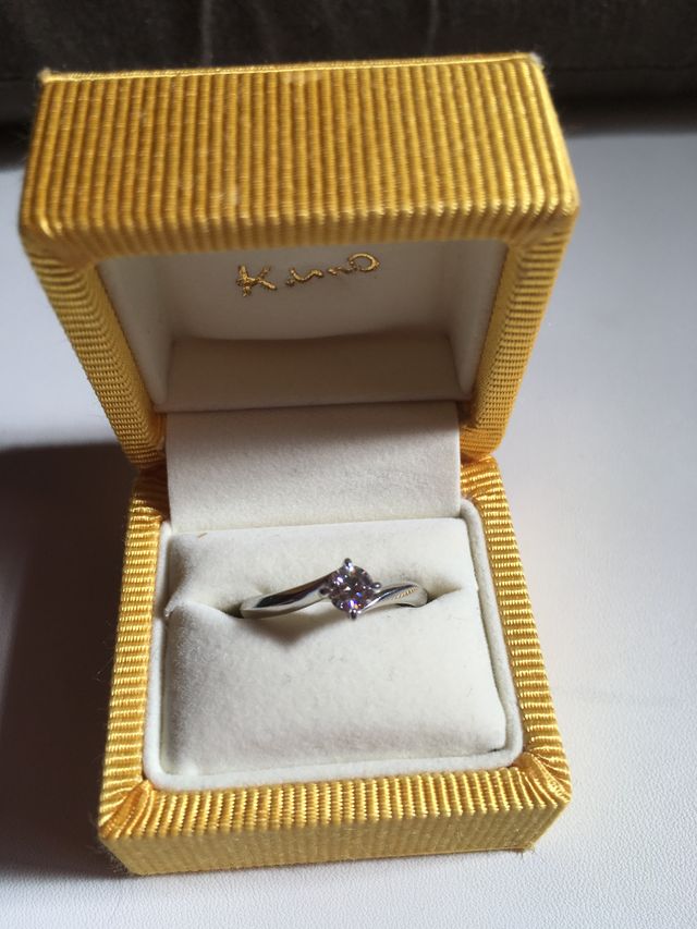 1つダイヤモンドが中央についたシンプルな指輪です。