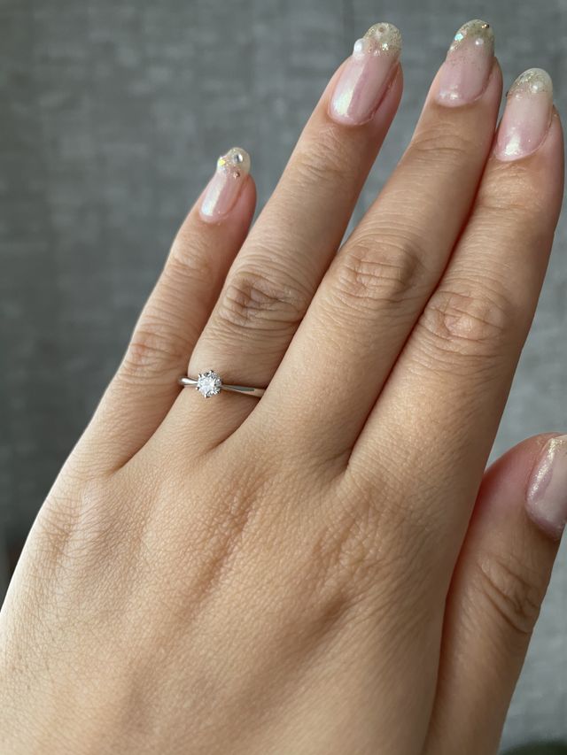 指を綺麗に見せてくれる指輪のラインに惹かれました。