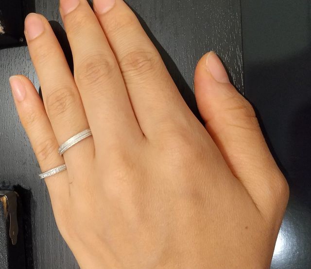 Grace　小指にはめたほうはダイヤ入りです