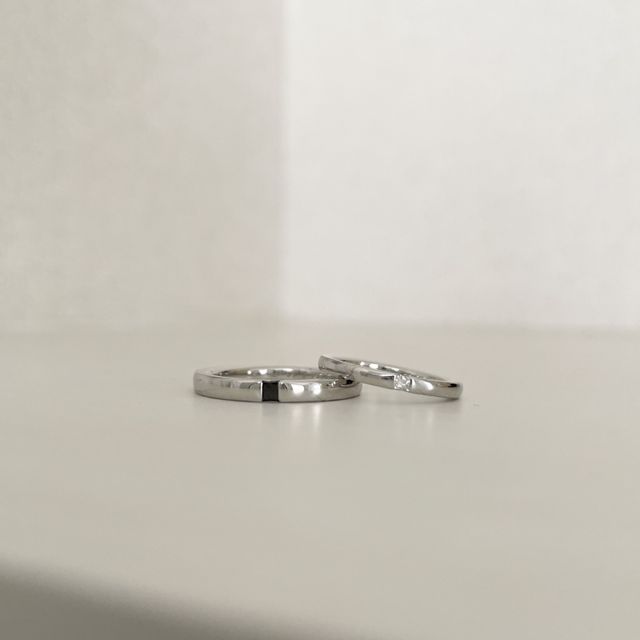 ダイヤモンドはプリンセスカットで四角のデザインです。