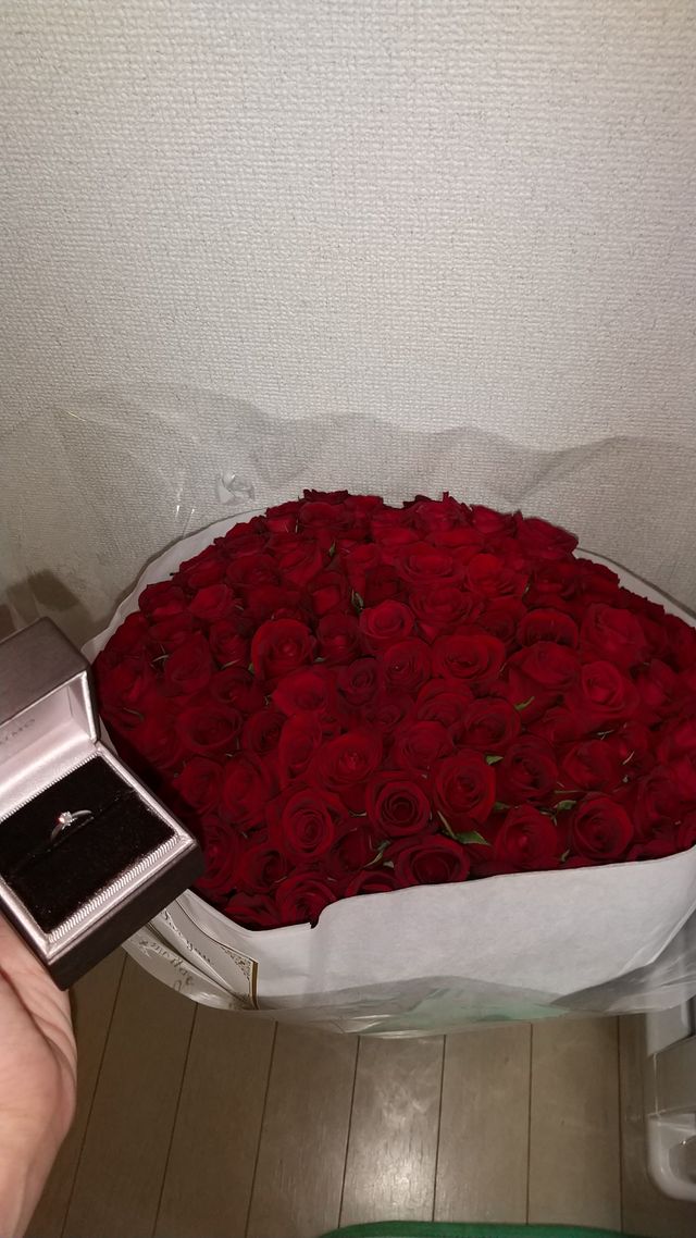 108本の薔薇の花束と一緒に撮った