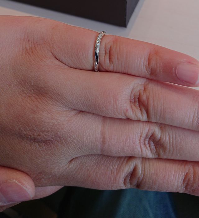 S字の左右にダイヤがついています