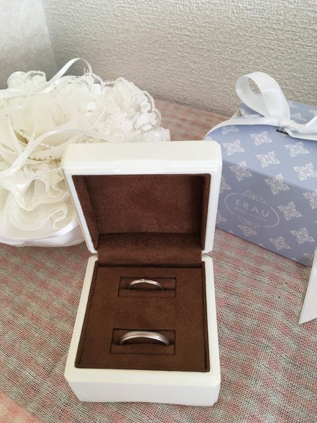 後ろのリングピローはお店からいただきました。