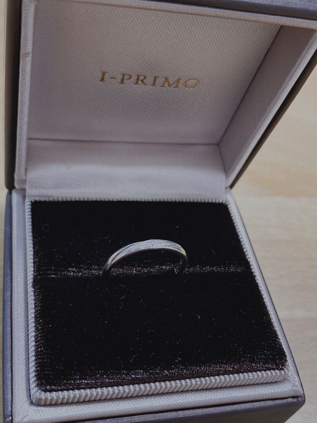 スタイリッシュなデザインで、さりげないダイヤの輝きが素敵です