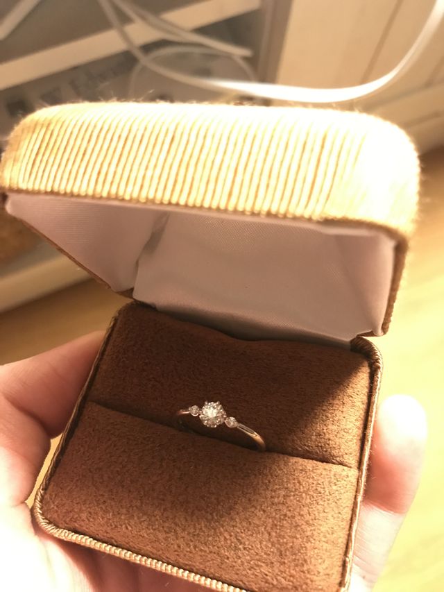 ダイヤが３つ並んでおりキラキラしてとても可愛いです