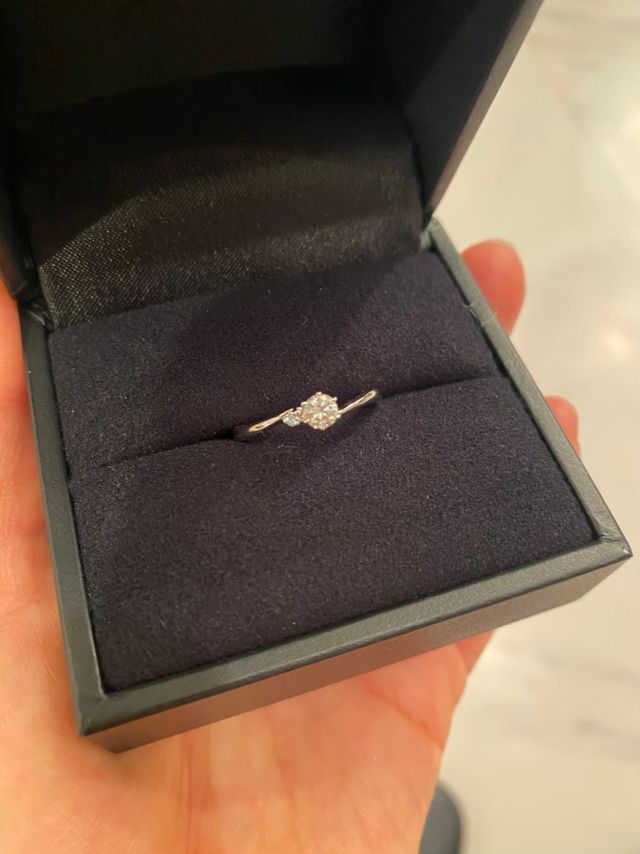 ディズニーシーで贈りました。綺麗、と大変喜んでくれました。