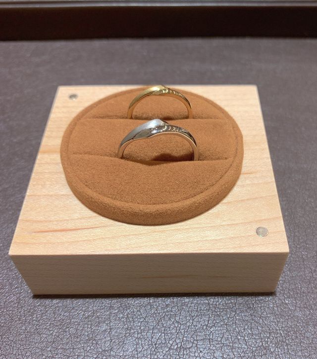 婚約指輪に合わせた指輪にしました。