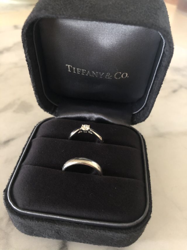 婚約指輪と結婚指輪を一緒に入れられるリングピロー