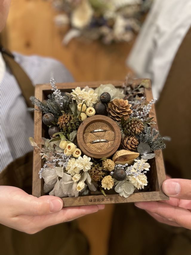 完成した指輪を持って2人で写真を撮りました