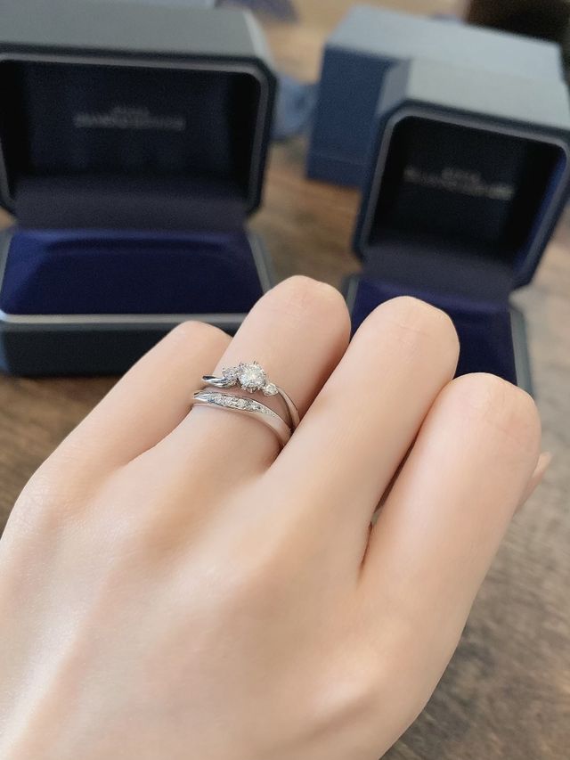 婚約指輪とセットで着用しています。