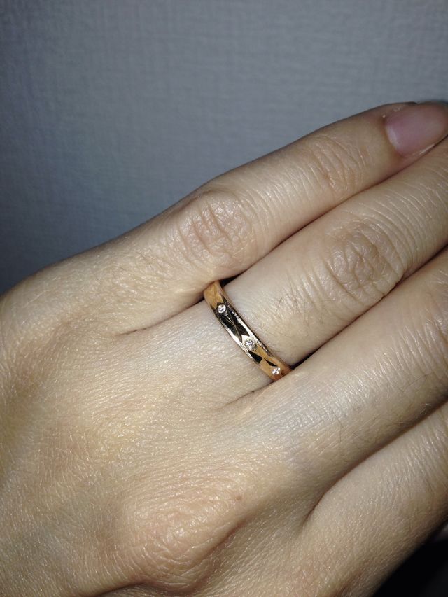 ダイヤが5個入った個性的なデザインの結婚指輪