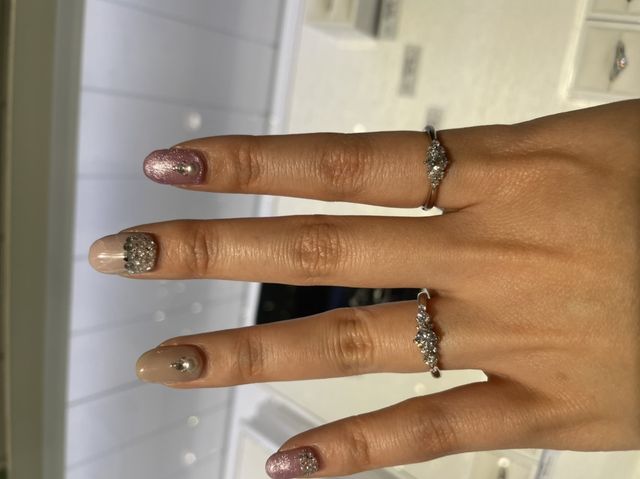 どちらもセンターダイヤを引き立たせるようなデザインでした！