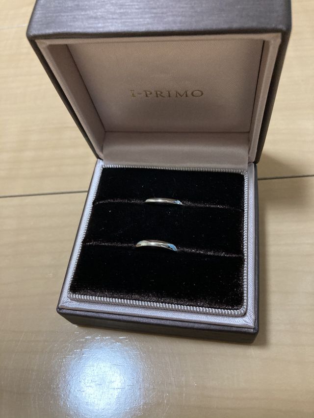 細身でウェーブ、ダイヤ一つのシンプルな結婚指輪です。