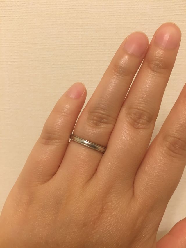 細めでサイドがミル打ちになっています