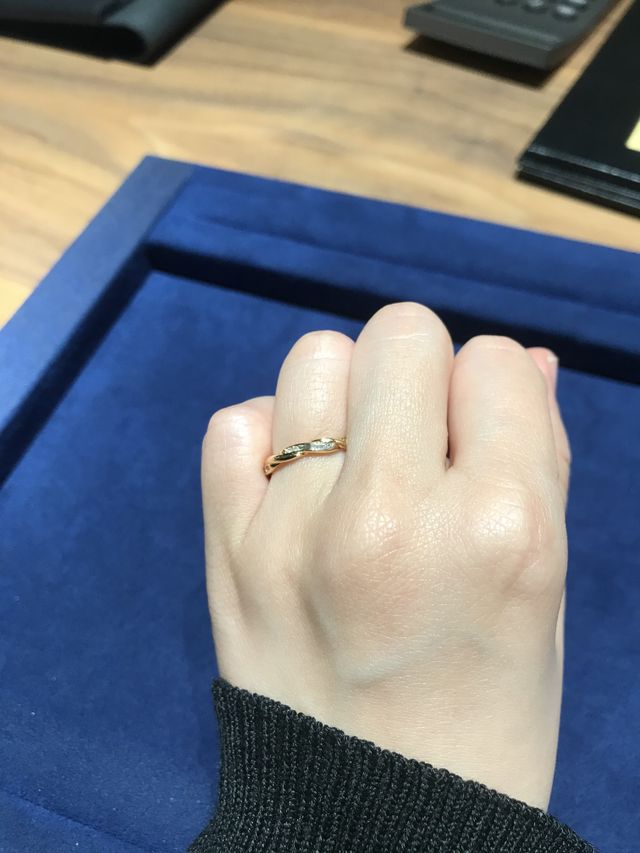 デザインの異なるダイヤが散りばめられている