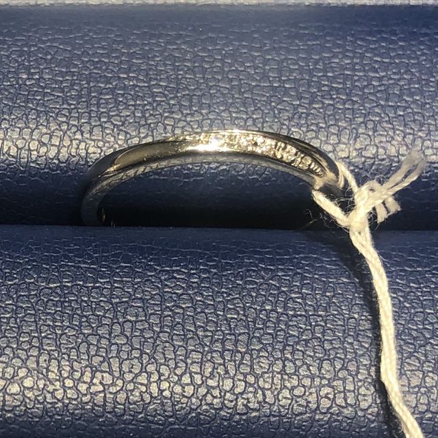 他のデザインに比べると細めです。