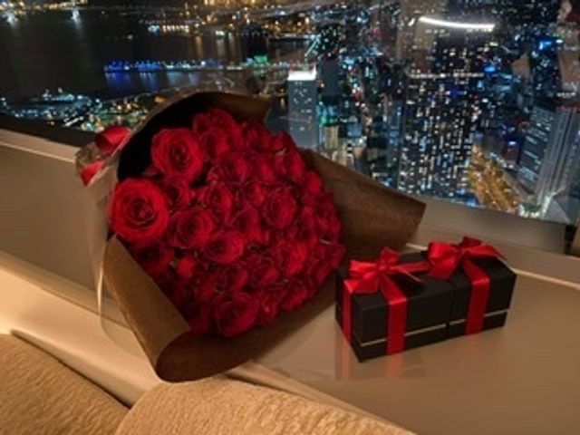 プロポーズされたホテルの一室と婚約指輪と結婚指輪です。